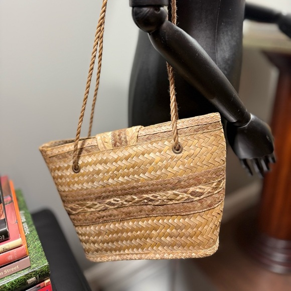 Stylish Tan and Brown Woven Bag - Picture 3 of 8